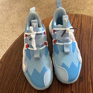 Brand new , worn once, Trae Young’s Mens size 9